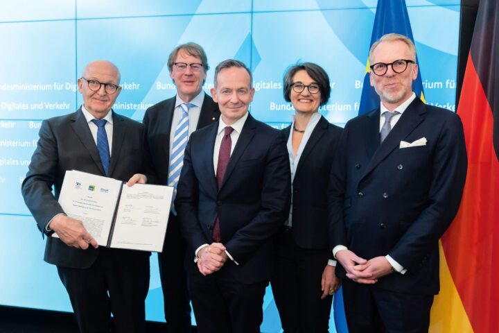 Unterzeichnung der Charta der Zusammenarbeit bei Planung und Bauüberwachung an Wasserstraßen am 20.03.2025 (v.l.n.r.): Dr.-Ing. Heinrich Bökamp, Dr.-Ing. Ulrich Jäppelt, Dr. Volker Wissing, Dr.-Ing. Jeannette Ebers-Ernst, Eric Oehlmann © BMDV/Woithe