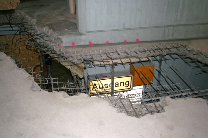 Wie Brücken unterliegen auch Parkhäuser und Tiefgaragen durch die Nutzung einem Verschleiß, der durch den Verkehr sowie durch natürliche Einflüsse wie Frost und Regen verursacht wird. © Koch Carbon Consulting GmbH