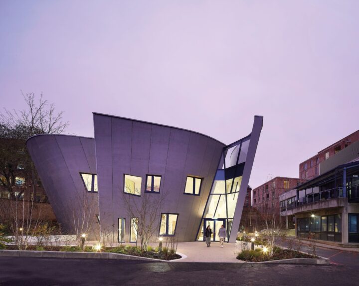 Das neue Maggie‘s Centre in Hampstead bei London, das Krebshilfezentrum des Royal Free Hospitals, stammt von Architekt Daniel Libeskind. Die geneigten Außenwände sorgen für mehr Geschossfläche.