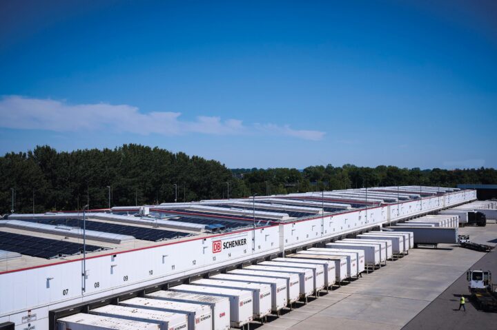 Die 835 kWp starke Solaranlage auf dem Dach des DB Schenker-Umschlagterminals am Standort Neufahrn reduziert den CO₂-Ausstoß erheblich.