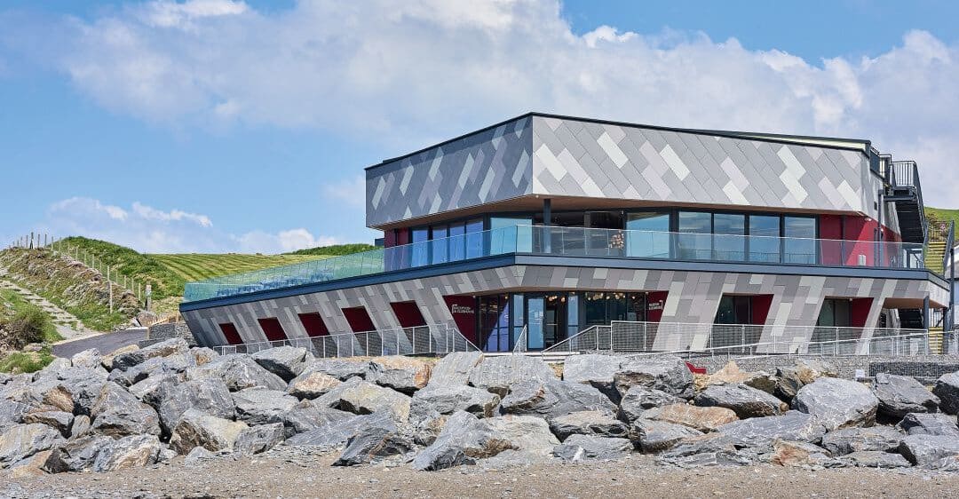 Panelprodukte von Hardie sind geeignet für Sanierungs- und Neubauprojekte mit energieeffizienten Fassaden. © James Hardie Europe GmbH