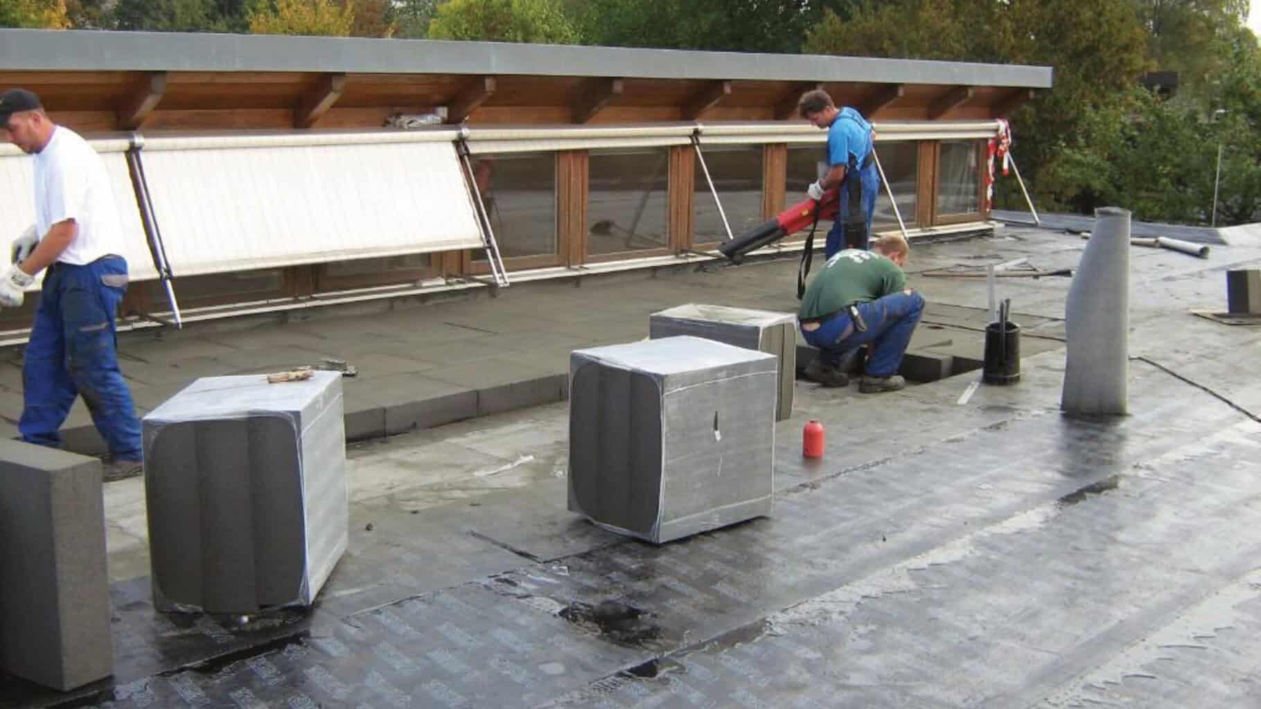 Schaumglas kann Flachdächer in Holzbauweise dauerhaft vor Feuchtigkeit, Feuer und Wärmeverlust schützen und flexible Nutzungen der Dachfläche ermöglichen. © OC FOAMGLAS