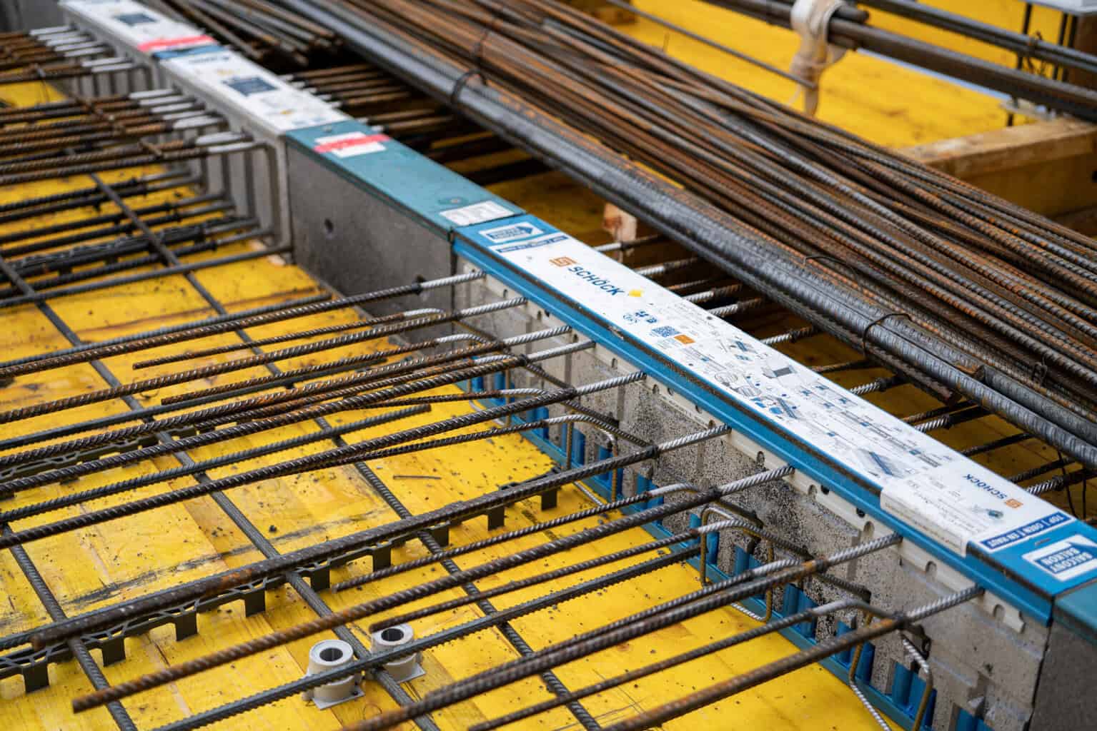 Schöck Isokorb XT Typ K sorgt für die thermische Trennung von Geschossdecke und Balkon und erleichtert den Bauablauf. Balkonplatte und Geschossdecke können in einem Arbeitsgang im Ortbetonverfahren erstellt werden. © Bild: Schöck Bauteile Ges.m.b.H. /J. Lindengrün