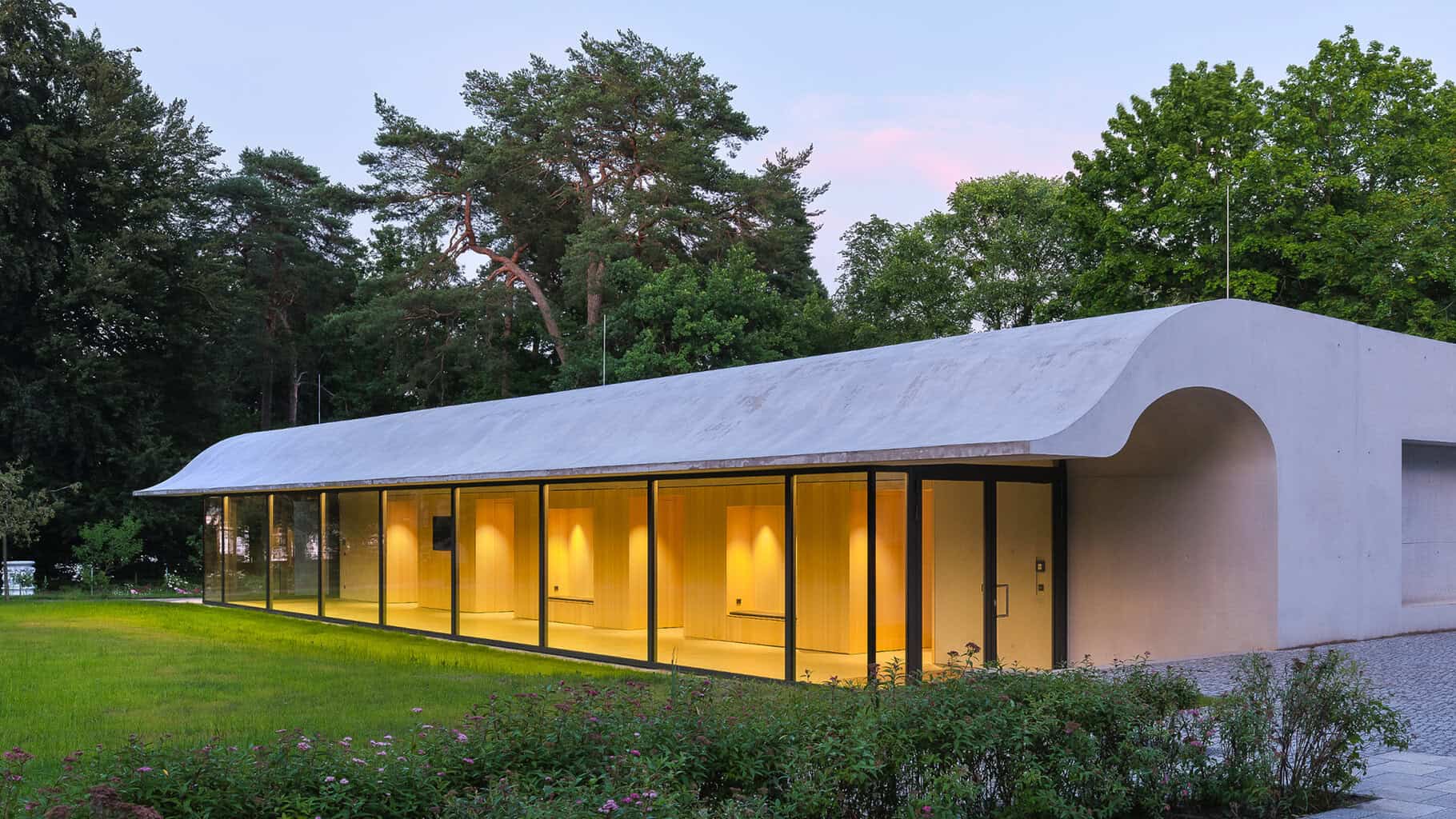 Das weit ausschwingende Vordach besteht wie die restliche Gebäudehülle aus Liapor-Leichtbeton © Foto: Marcus Ebener