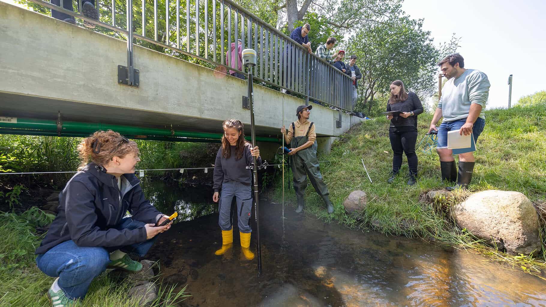 Studierende im Bachelor Bauingenieurwesen können sich zum Beispiel im Bereich Wasser und Boden spezialisieren und lernen, wie Wasser- und Bodensysteme nachhaltig geplant, genutzt und geschützt werden. © „TH Lübeck“: TH-Lübeck-Bauingenieurwesen