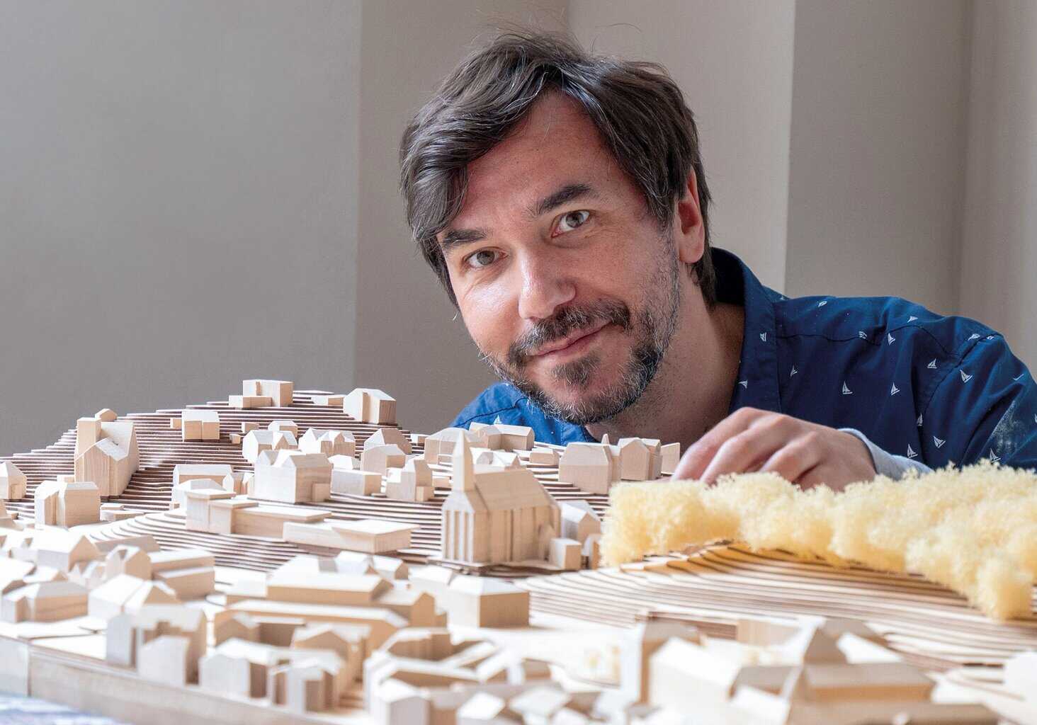 Mario Tvrtković ist Professur für Städtebau und Entwerfen an der Hochschule Coburg. Seine Forschungsgebiete sind: Nachhaltiger Städtebau und Entwicklung von Stadt und Land, Transformative Forschung, Stadtmorphologie, Nachkriegsmoderne in Europa und Dorfbau. Foto: Natalie Schalk/Hochschule Coburg