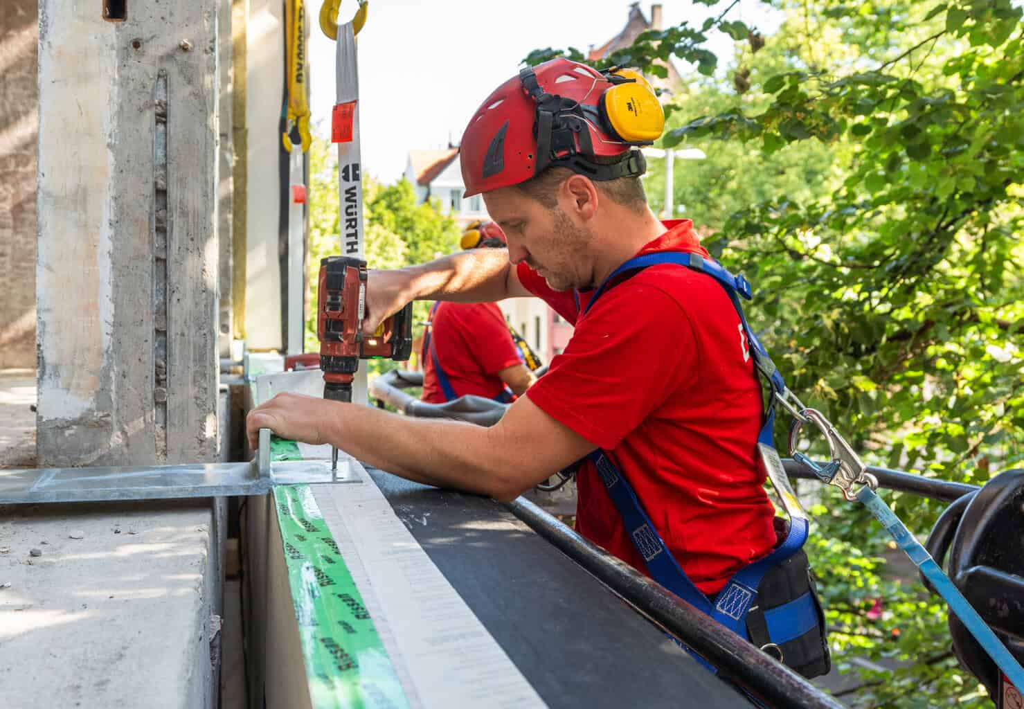 Um Platz für eine Installationsebene zu schaffen, wurden die Fassadenelemente vor der tragenden Konstruktion montiert. © Brüninghoff