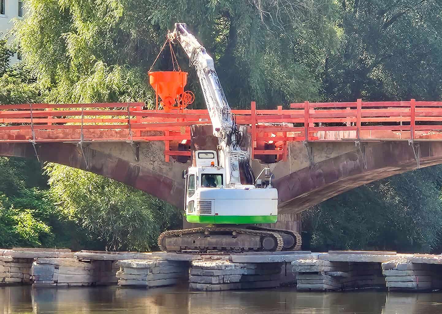Um asymmetrische Lasteinwirkungen zu vermeiden, erfolgte der Eintrag des Liapor-Leichtbetons seitlich vom Fluss aus. © Liapor
