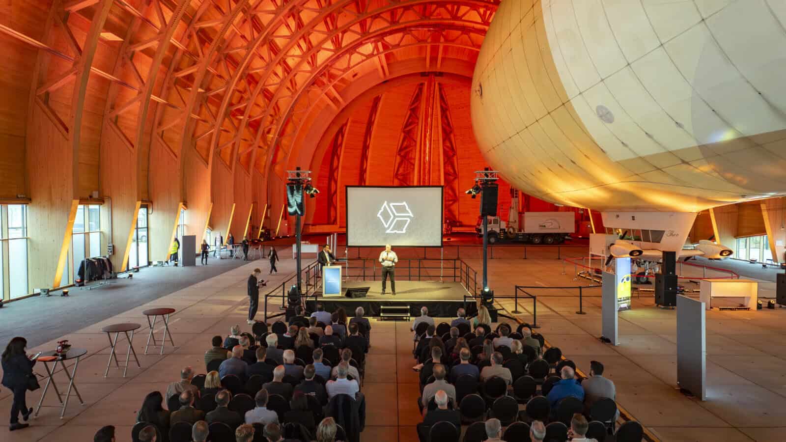 Unter der beeindruckenden Holzkonstruktion des Luftschiffhangars in Mülheim an der Ruhr fand die Verleihung des Kalzip Architektur Awards erstmalig statt. © Stefan Lamberty / Luftschiffhangar Mülheim