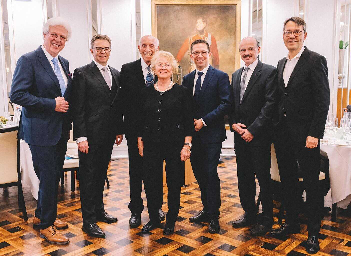 Foto (v.l.n.r.): Prof. Dr. Ludger Lohaus, Vorsitzender der Victor Rizkallah-Stiftung; Prof. Dr. Volker Epping, Präsident der Leibniz Universität Hannover; Ehepaar Ursula und Prof. Dr. Victor Rizkallah, Stifter; Falko Mohrs, Minister für Wissenschaft und Kultur des Landes Niedersachsen; Prof. Dr. Martin Betzler, Präsident der Ingenieurkammer Niedersachsen; Prof. Dr. Marc Hansmann, Mitglied des Vorstands der enercity AG. Foto: blachura photography
