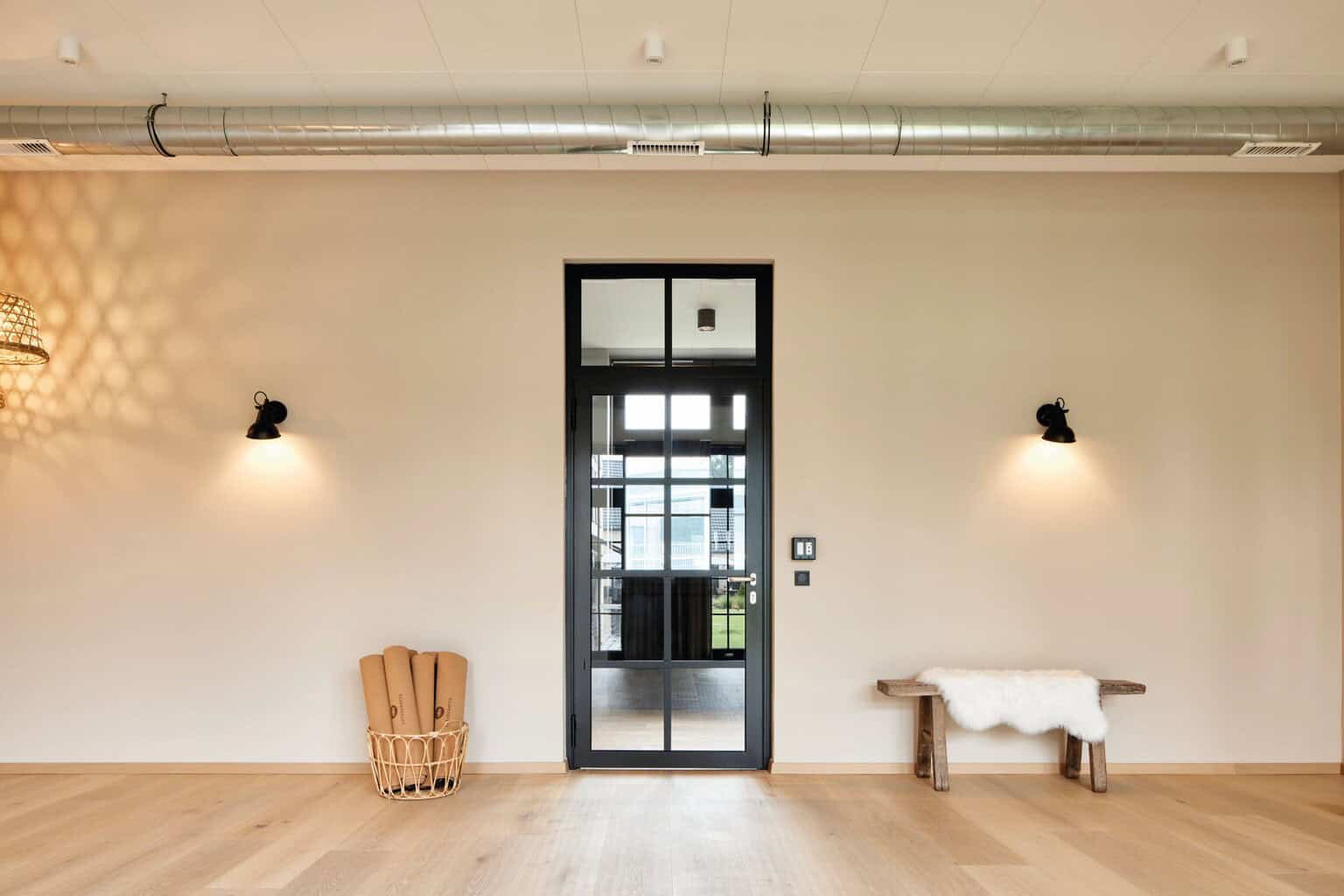Blick aus dem Yogaraum durch eine Novoferm Stahlrahmentür, um das Tageslicht mit zu nutzen. (Foto: Novoferm / Laura Thiesbrummel / lt-architekturfotografie.com)
