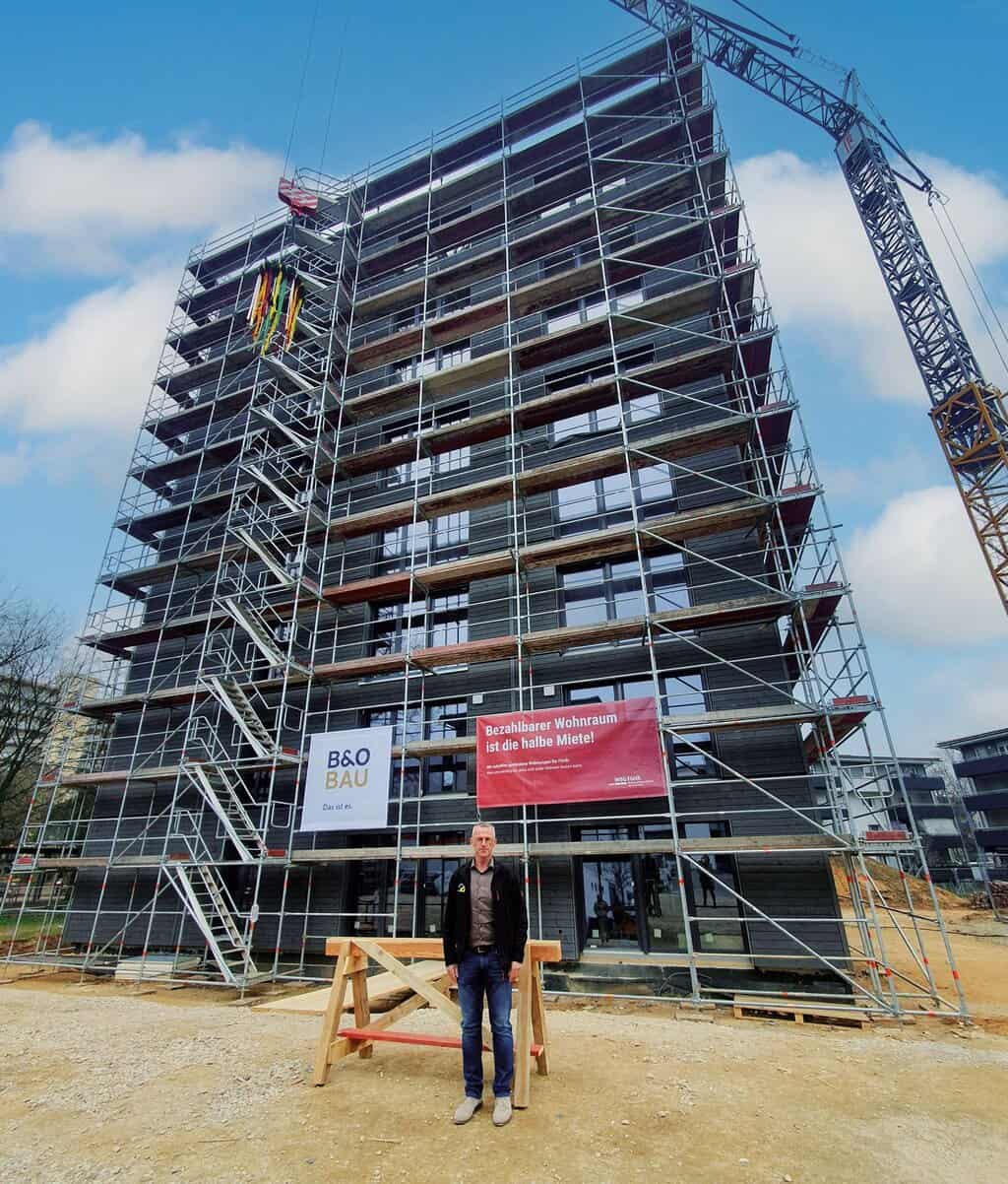 Richtfest für das höchste in Holz-Beton- Hybridbauweise errichtete Mietwohnhaus in Deutschland. Im Vordergrund Hans-Jürgen Kolb, Projektleiter vom Betonfertigteilspezialisten Dennert, der die Fertigteildecken lieferte. © Quelle: Dennert Baustoffwelt