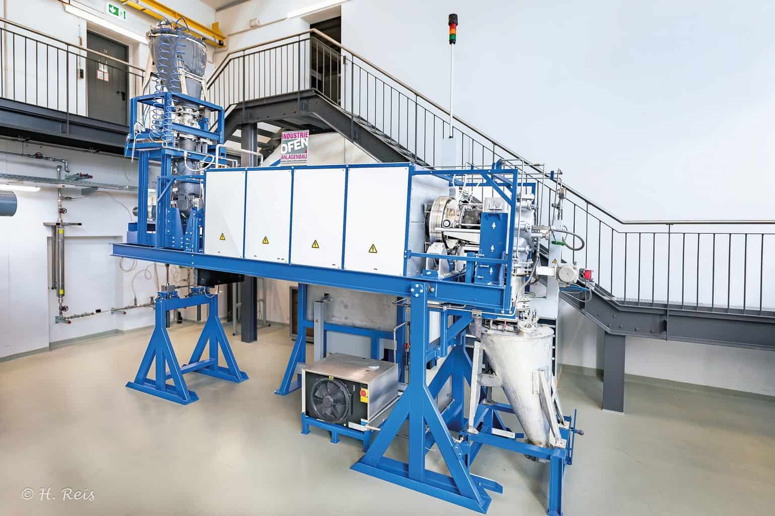 In der Pilotanlage wird Belit-Zementklinker in einem elektrisch beheizten Drehrohrofen bei unter 1 000 Grad Celsius aus bisher kaum genutztem feinen Betonbruch und Kalk produziert. © Helmut Reis, KIT