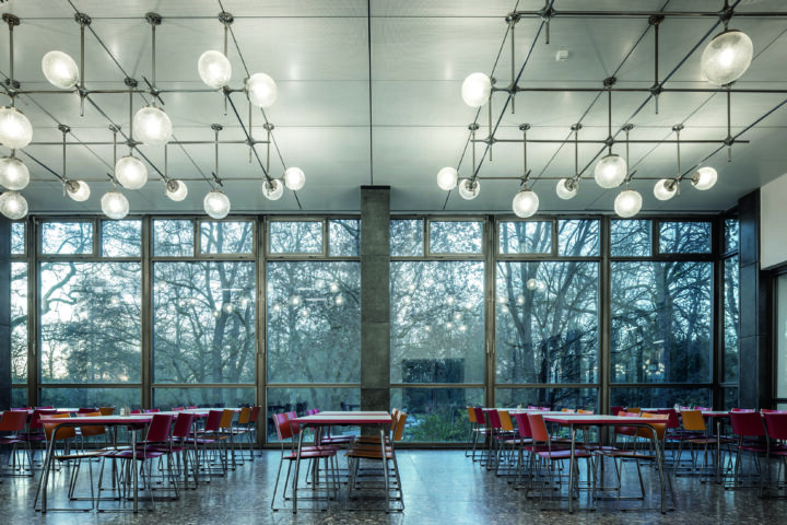 Das ikonische Stabwerksystem mit den Kugelleuchten konnte in großen Teilen erhalten werden, ebenso die Betonwerksteinböden im gesamten Haus.