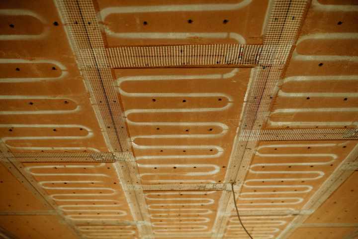 Nach der Montage und der Verkupplung der Sandwichelemente werden Armierungsgewebe eingetackert und die Fugen verspachtelt. Abschließend wird der Lehmputz von Hand oder mit der Maschine aufgetragen.