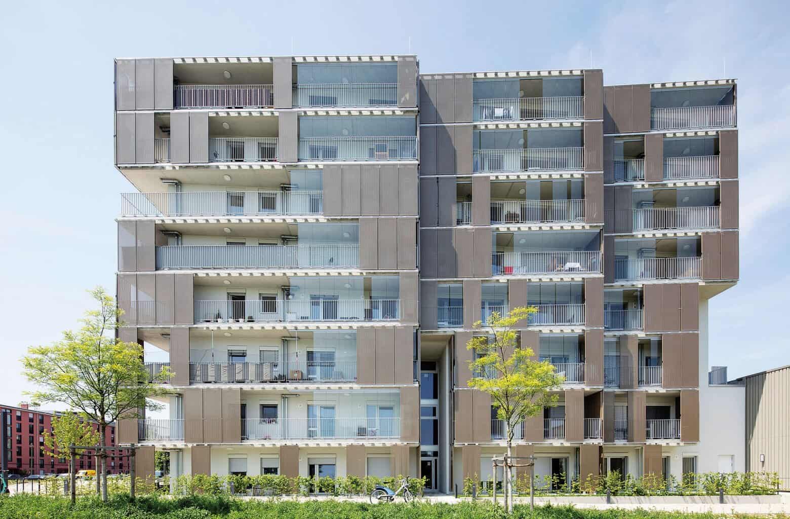 Aufgrund der hohen Lärmemissionen wurden die Werkswohnungen entlang der Hanauer Straße mit einer schallreduzierenden Balkonverglasung ausgestattet. Bildnachweis: Oliver Heissner/oliverheissner.de