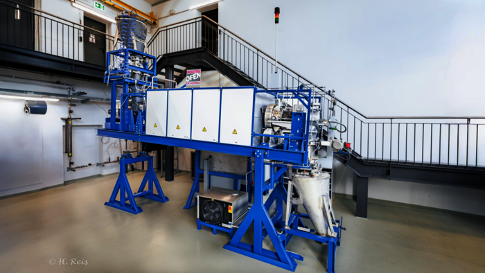 In der Pilotanlage wird Belit-Zementklinker in einem elektrisch beheizten Drehrohrofen bei unter 1.000 Grad Celsius aus bisher kaum genutztem feinen Betonbruch und Kalk produziert. © Helmut Reis