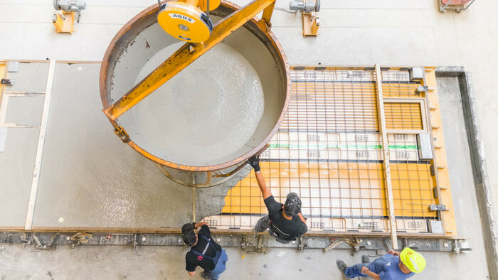 Die dreischiffige Halle im Betonfertigteilwerk in Heiden bietet etwa 10.000 Quadratmeter Produktionsfläche – je ein Hallenschiff für Stab-