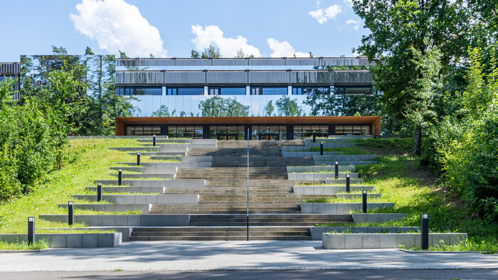 Nichts ist so nachhaltig wie die Sanierung bestehender Bausubstanz: Unter dieser Prämisse orchestrieren die Architekten Brückner & Brückner die Neugestaltung des Gymnasiums auf dem Schulberg im oberpfälzischen Neustadt an der Waldnaab. © mju-fotografie