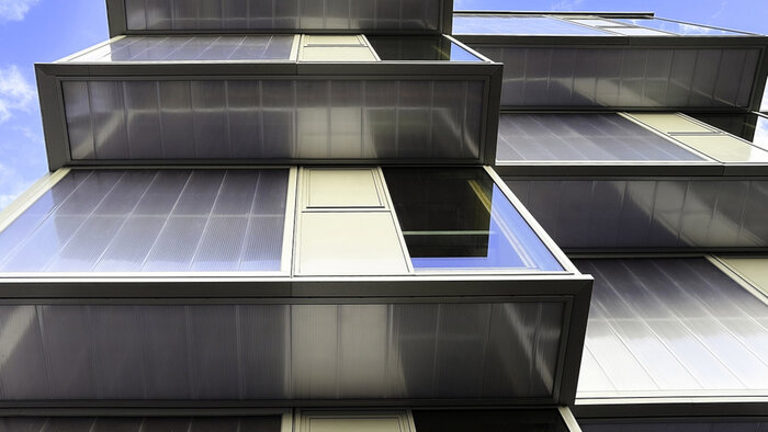 Die Lichtbauelemente schaffen durch ihre hohe Lichtdurchlässigkeit eine angenehme Arbeitsatmosphäre im Gebäudeinneren. © Rodeca Ltd