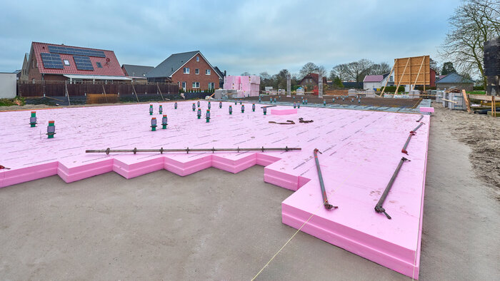 Austrotherm XPS TB-Dämmstoffe werden auf einer Sauberkeitsschicht aus Sand-Kies-Gemisch verlegt. Diese Ausführung unter einer lastabtragenden Gründungsplatte wurde vom DIBt geprüft und zugelassen. Die Bauartgenehmigung ist entsprechend erweitert. © Austrotherm