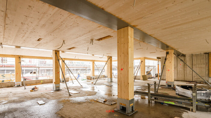 Holz-Hybrid-Objekt New7: Stützen und Decken der Holzkonstruktion werden zusätzlich sicher verankert. © Johannes Voigt für Diringer & Scheidel