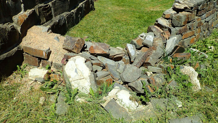 Die rekonstruierten Mauern des Kleinkastells in Nettersheim am Steinrütsch konnten dem Wasser nicht standhalten. Zudem wurde einer der nachgebauten Torbereiche unterspült und sackte teilweise ab, was zu Setzrissen führte. © T. Albert/LVR-Amt für Bodendenkmalpflege im Rheinland