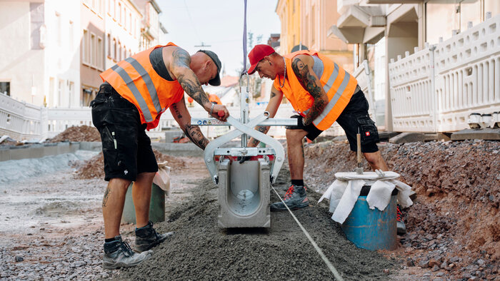 In den Drainfix Clean Rinnen – hier im Einbau – wird später Regenwasser gesammelt und gereinigt. © HAURATON GmbH & Co. KG