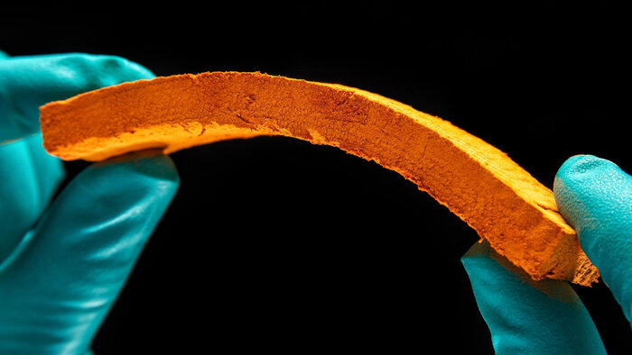 Aerogele gelten als „Super-Werkstoff“ (hier: Beispielbild von einem Kunststoff-Aerogel). Mit Altholz als Rohstoffquelle werden sie besonders nachhaltig. © Deutsches Zentrum für Luft und Raumfahrt (DLR)