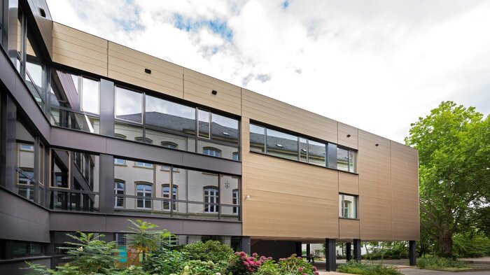 Die Sanierung des in die Jahre gekommenen Anbaus der Schule wurde mit dem FC Fassadensystem von Kalzip realisiert. © TERNES architekten BDA