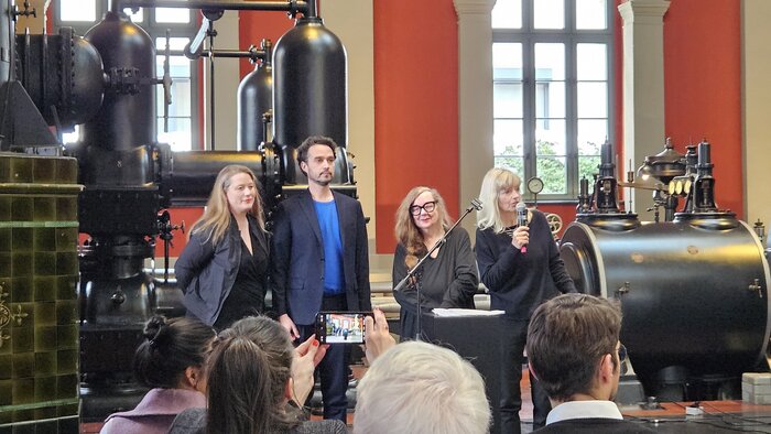 Das kuratorische Team des Deutschen Pavillons am 14.02.2025 auf der Pressekonferenz in Berlin mit Elisabeth Endres