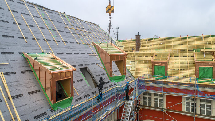 Einfache Dachmontage der vorkonfektionierten LITEC Gaubensysteme © Linzmeier / Oliver Heinl Fotografie