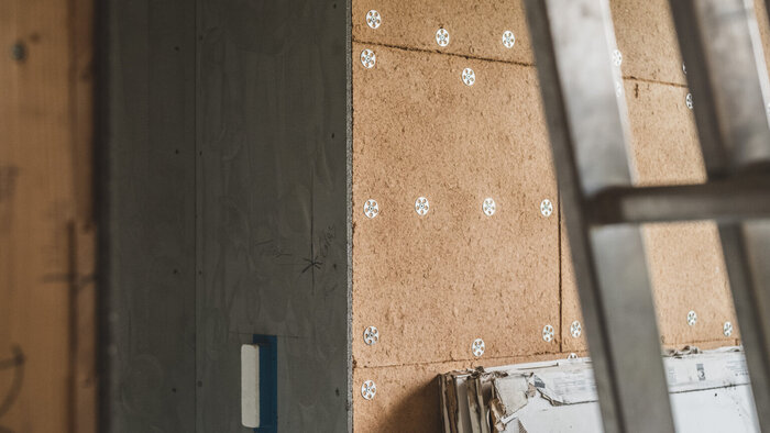 Die modulare Bauweise der Lehmplatten mit Heiz- und Kühlfunktion ermöglicht eine einfache Nachrüstung und Kombination mit bestehenden Heiz- und Kühlsystemen