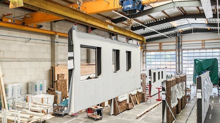 Brüninghoff stellt vorgefertigte tragende und nichttragende Elemente aus Holz in den eigenen Werken her. © Brüninghoff