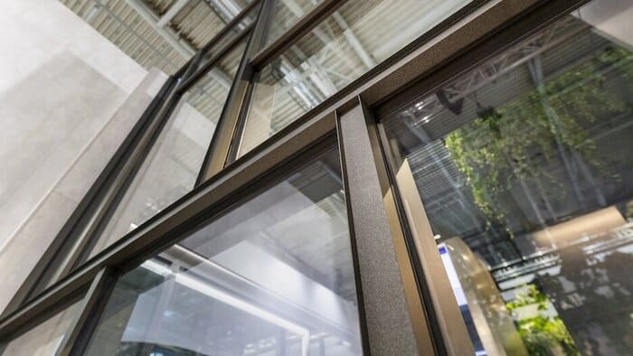 Mit dem Pfosten-Riegel-System forster thermfix vario mit Einbruchhemmung RC4 stellt Forster eine Fassadenlösung für repräsentative Gebäude vor
