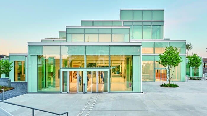 Die hohe Transparenz des Learning Centers wurde mithilfe von Sonderprofilen auf der Basis von Schüco AWS 90.SI CCF erreicht. © Studio Gataric Fotografie
