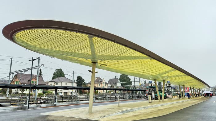 Das neue Bushofdach in Sursee ist ein seilumspanntes Großkissen aus ETFE-Folie. © formTL