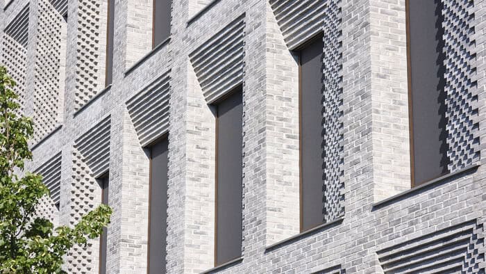 Die Beschattung im Rathaus Vejen erfolgt mithilfe des textilen Sonnenschutzes heroal VS Z. © Christian Weinrich Fotografie