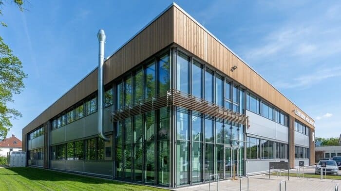 Moderner Lernort mit zukunftsweisendem Konzept der Energieversorgung: die Lehrfabrik Möbelindustrie in Löhne. © Brüninghoff