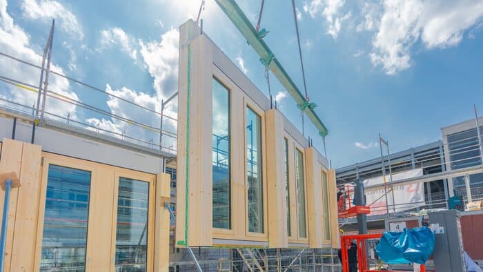 Vorgefertigte Bauteile verkürzen den Bauprozess auf der Baustelle erheblich. © Brüninghoff