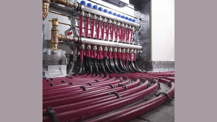 Verlegekomfort mit RAUTHERM NEO-X5: Gut 3.000 Meter Rohrleitung finden sich im Projekt. © Rehau
