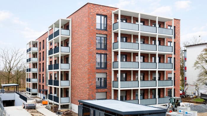 Nach umfassender Sanierung und Aufstockung: das modernisierte Wohngebäude in der Josef-Schofer-Straße in Karlsruhe. © SFS