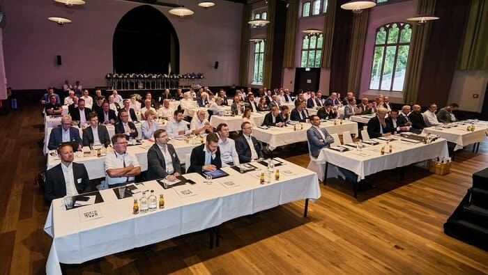 Die Kalksandsteinindustrie diskutiert offen über die aktuell sehr großen Herausforderungen. © Bundesverband Kalksandsteinindustrie e.V. / Henning Stauch