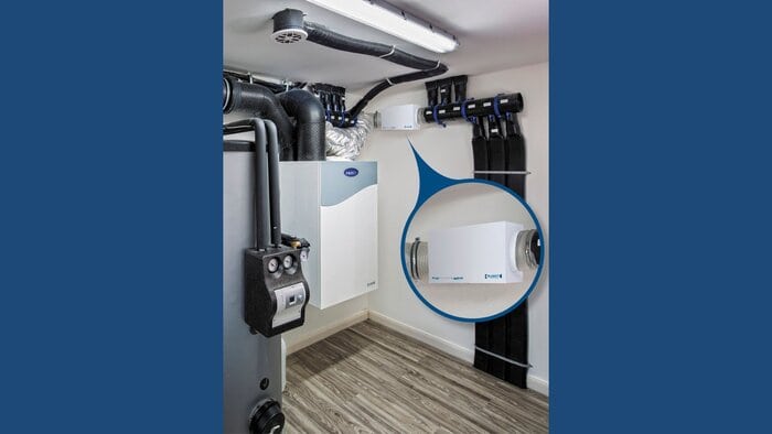 Wegen seiner kompakten Form ist das Luftaufbereitungssystem PluggVoxx pure von Pluggit eine unauffällige, aber wirkungsvolle Ergänzung für ein gesünderes Zuhause. © Pluggit GmbH, München