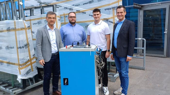 Josef Wolf, GF Technologie Centrum Westbayern, Peter Eichbauer, PL Robotik Technologie Centrum Westbayern, Daniel Ziegelbauer, GF Glas Trösch Wertingen, Hermann Zischler, GF Glas Trösch Nördlingen (v.l.) © Josef Wolf