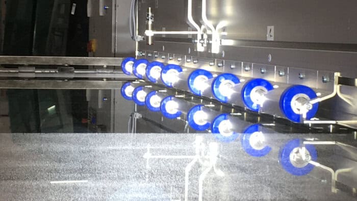 Die Reinigungswirkung des Tornado-Channel ist im hinteren Bereich des Bildes deutlich sichtbar- das Trennpuder wird nahezu vollständig entfernt. © Wandres GmbH