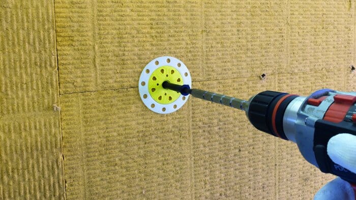 weber.therm MW 035L express muss nur einmal in der Fläche mittig gedübelt werden. © Saint-Gobain Weber