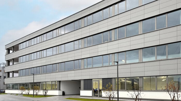 Den Landshuter Neubau ziert eine vorgehängte hinterlüftete Tonality-Keramikfassade von Leipfinger-Bader mit edler Optik. © Binakaj Immobilien