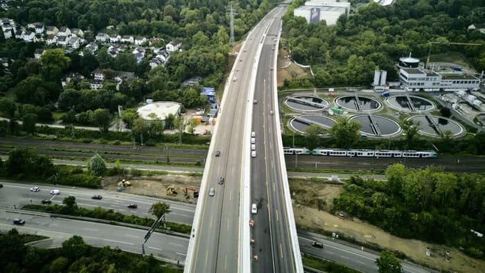 Nachdem im Dezember 2023 bereits die südliche Salzbachtalbrücke freigegeben wurde, rollt der Verkehr seit dem 1. August in beide Richtungen. © PORR