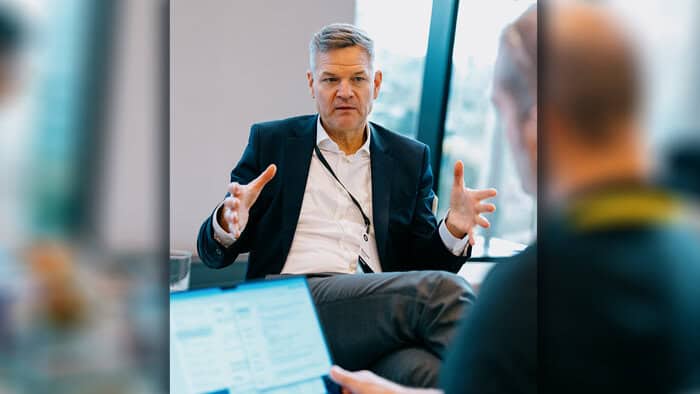 Richard J. Vestner ist als Diplomingenieur langjähriges Mitglied in der Bayerischen Ingenieurekammer-Bau und hat einen Doktortitel im Bauingenieurwesen. Er ist Vice President für Industrielösungen von Bentley Systems und in dieser Funktion u.a. verantwortlich für urbane digitale Zwillinge für Städte